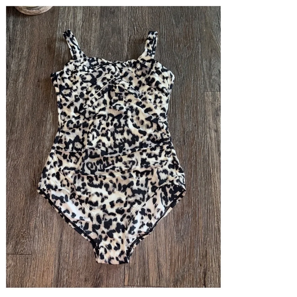 Lands End size 8 D animal print swimsuit